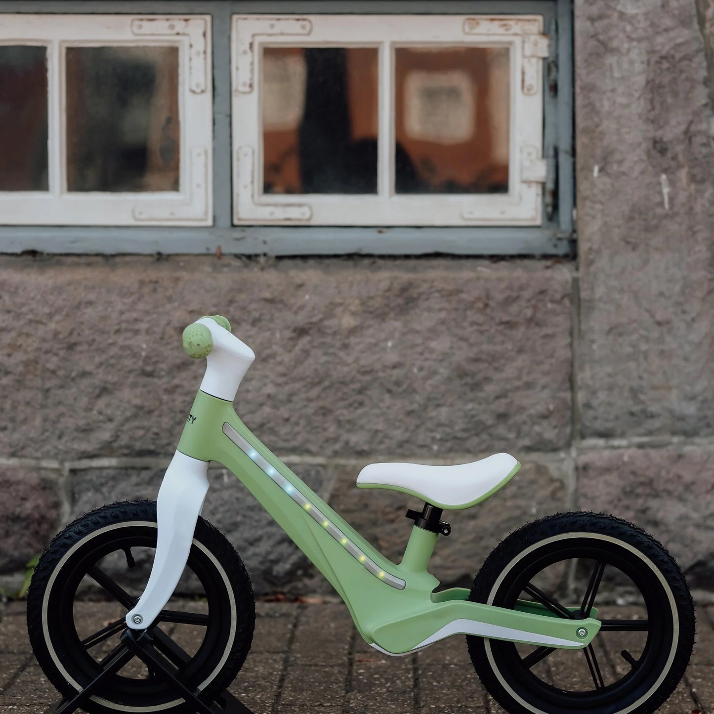 VARLIO Go Balance Bike | With Integrated Light