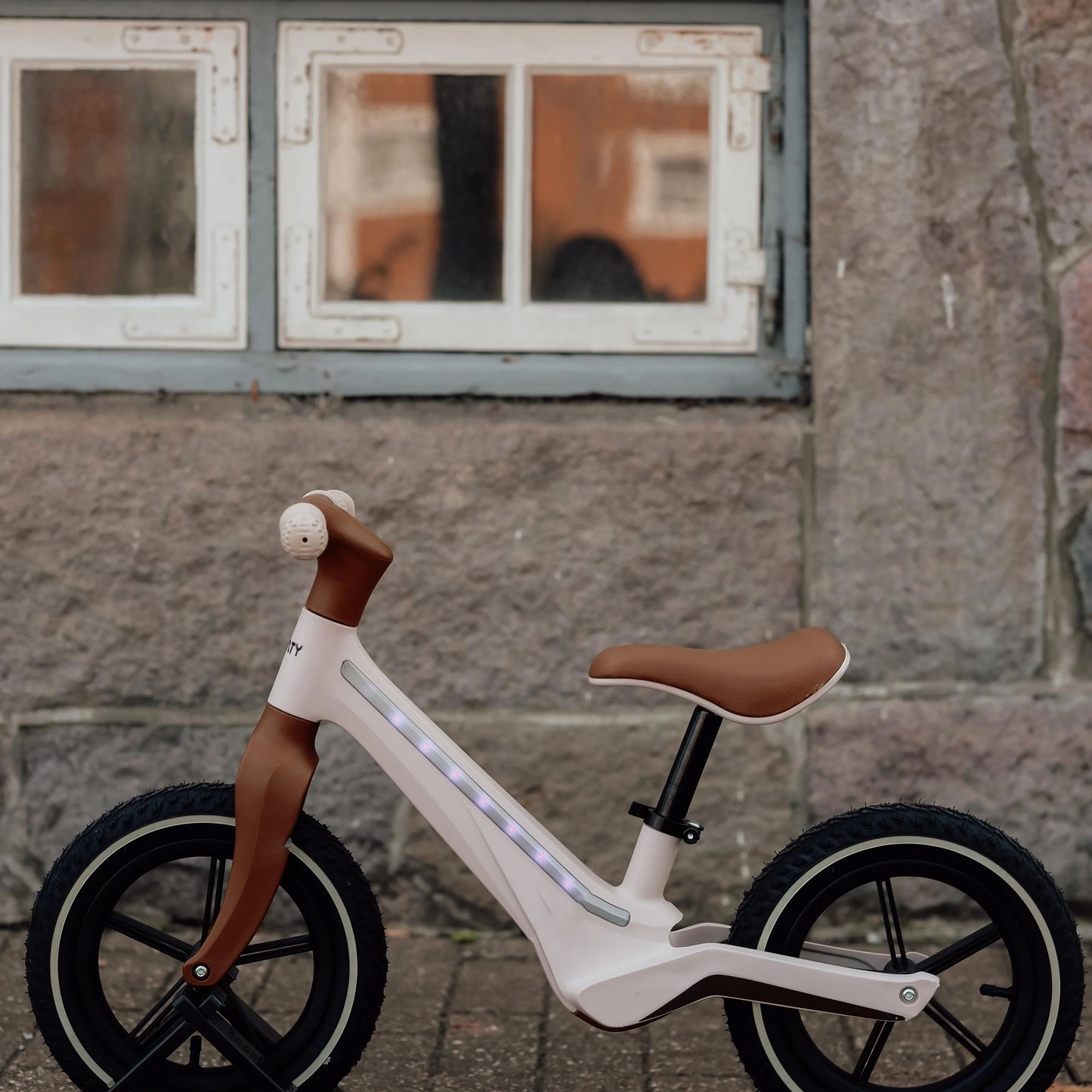 VARLIO Go Balance Bike | With Integrated Light