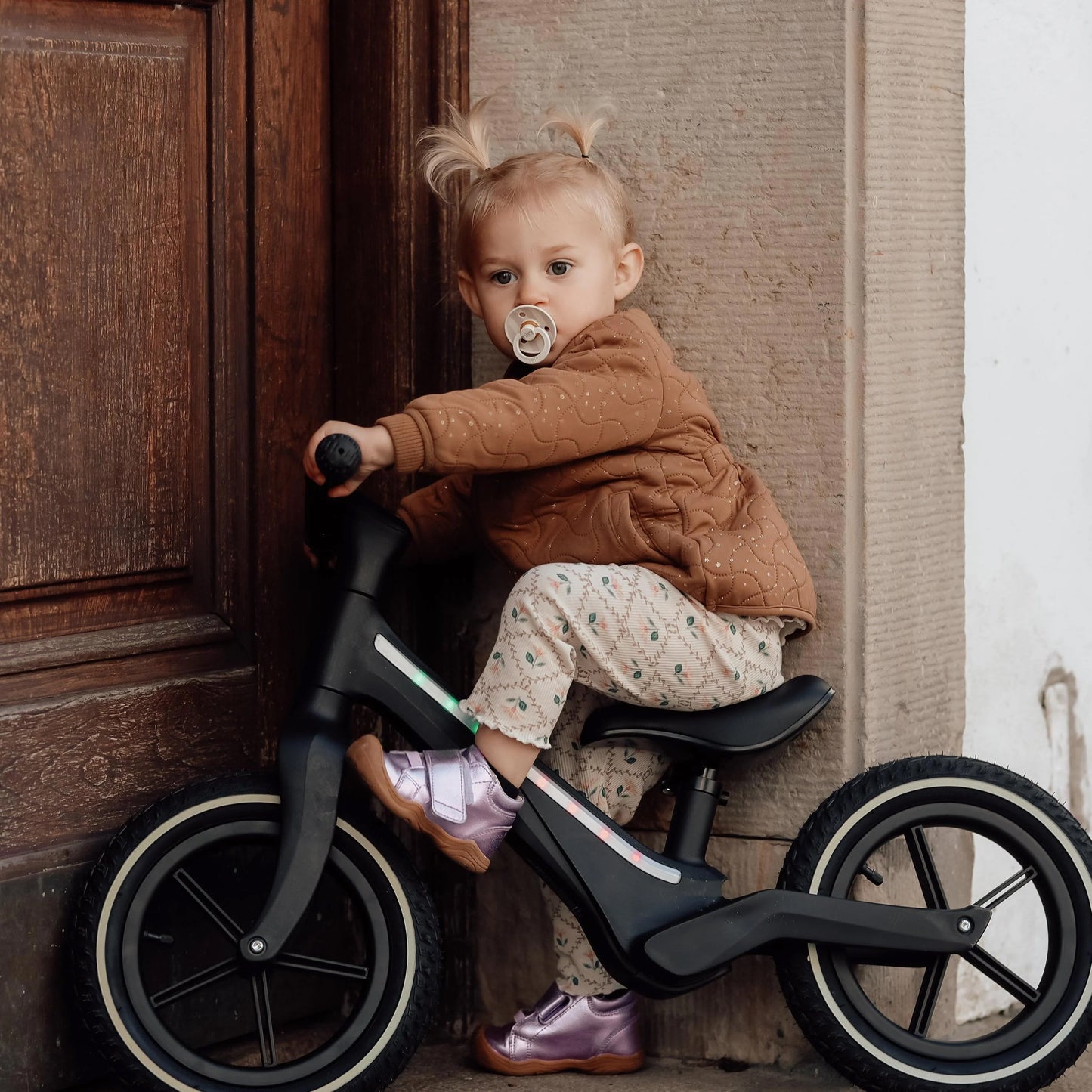 VARLIO Go Balance Bike | With Integrated Light